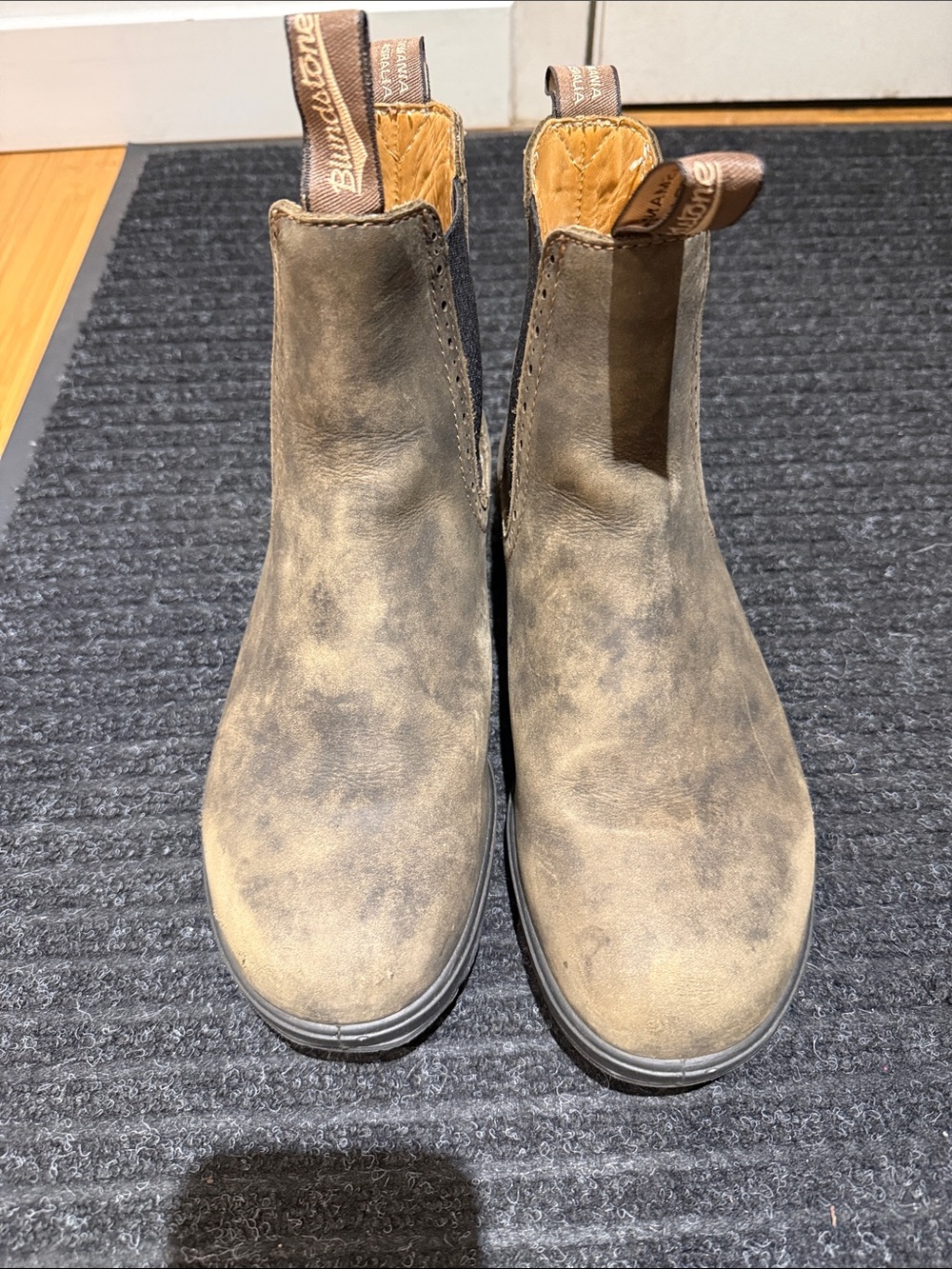 Blundstone women’s  Chelsea Boots - Distressed Brown high top.